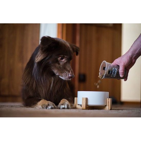 Aminela keramická miska v dřevěném stojanu bílá 750ml