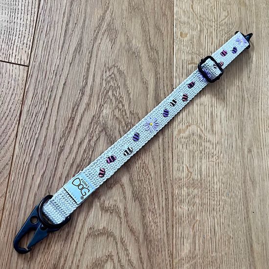 FUNKY DOG Ručně vyšívaný konopný obojek pro psa – originál s včeličkami