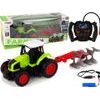 Zelený traktor s pluhem na dálkové ovládání