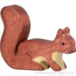 Sedící hnědá veverka - dřevěné zvířátko z lesa