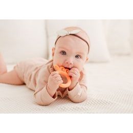 GiliGums Dětské silikonové kousátko Baby Octopus Teether, 3m+, meruňkova, 1 ks