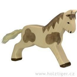 Stojící strakatá koza - domácí zvíře ze dřeva