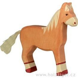 Stojící strakatá koza - domácí zvíře ze dřeva