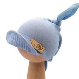 Dřevěný přívěsek na dudlík - přírodní, bílá, korálky