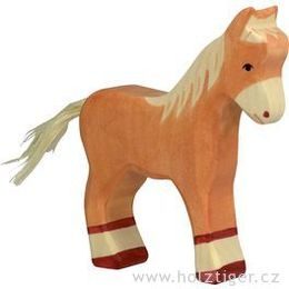 Stojící strakatá koza - domácí zvíře ze dřeva