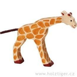 Malá žirafka pijící - zvíře ze dřeva