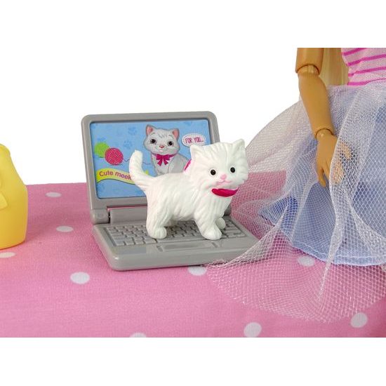 Panenka Anlily s nábytkem