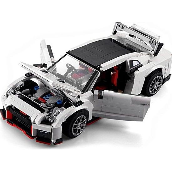 Sportovní auto na sestavení z 1322 kostek