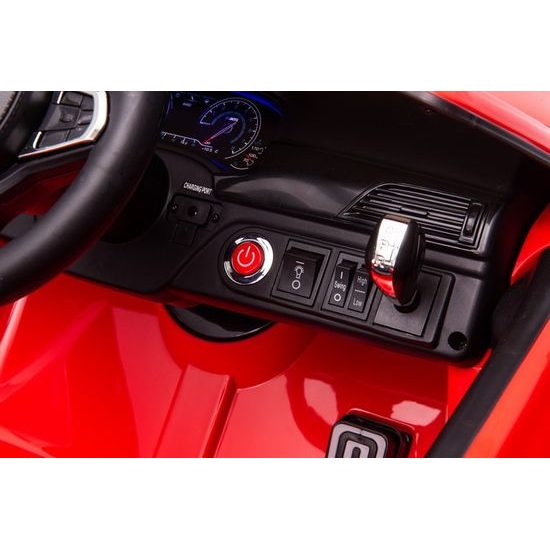 Elektrické auto BMW M5 s platformou, červené