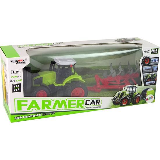 Zelený traktor s pluhem na dálkové ovládání