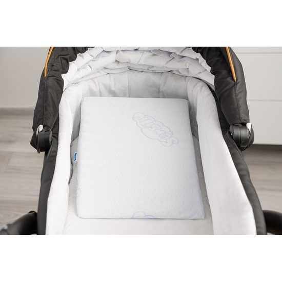 Kojenecký klínový polštář do kočárku 30x37 cm bílý