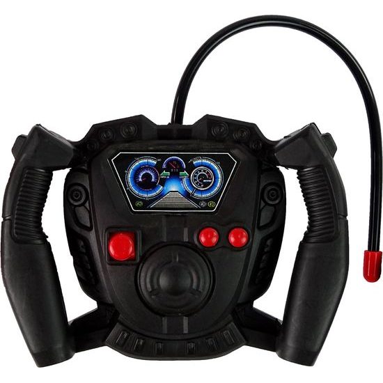 Zelený traktor s pluhem na dálkové ovládání