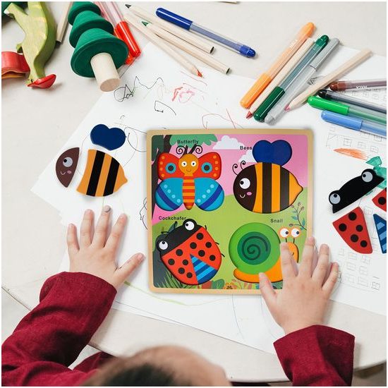 Dřevěná ukládačka s bedrunkou a motýlkem