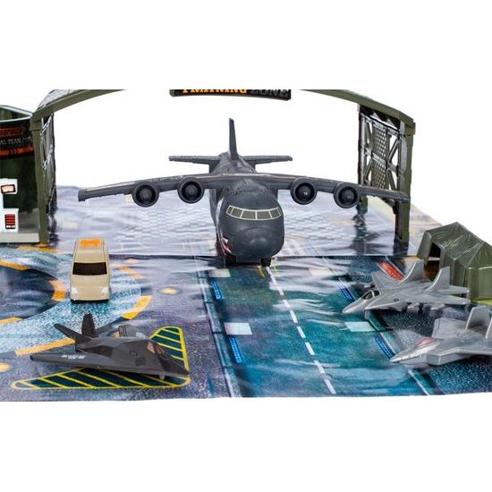 Dětská vojenská základna s letištěm Special Forces