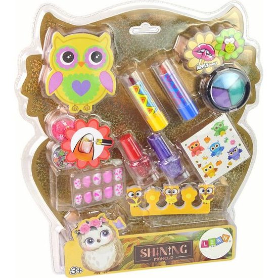 Sada make-upu a nail art sova