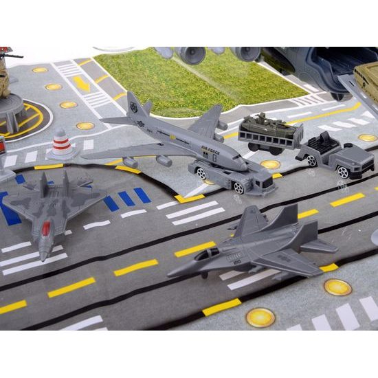 Dětské vojenské letiště s velkým letadlem a příslušenstvím Military Aircraft