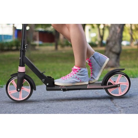 Dětská skládací koloběžka Black Scooter s růžovými koly