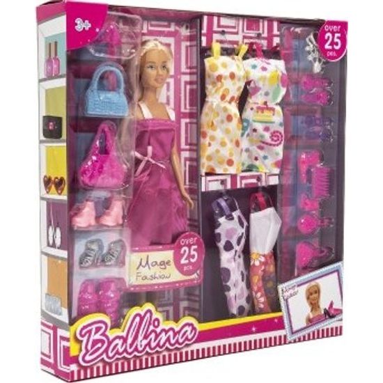 Panenka modelka s oblečením s doplňky