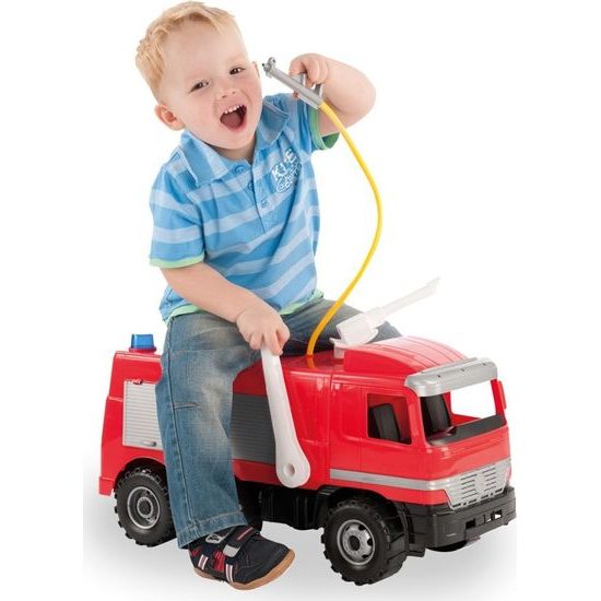 Hasičské auto Mercedes -stříkací vodu, nádržka 1,6l