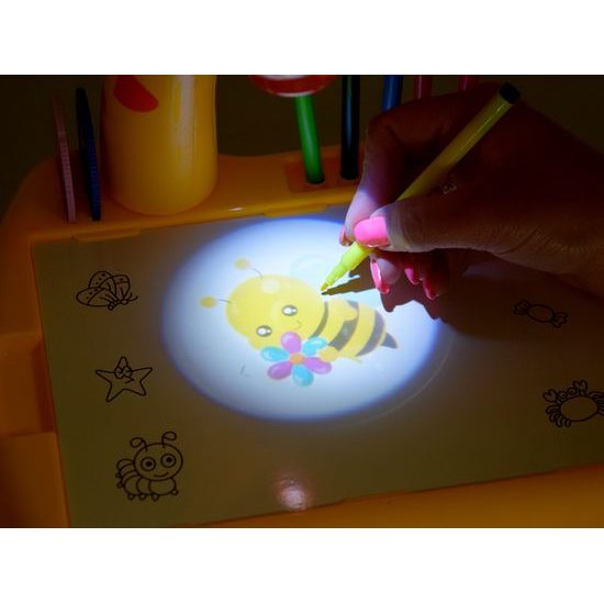 Projektor s kreslící tabulkou a 24 šablonami Žirafa - žlutý