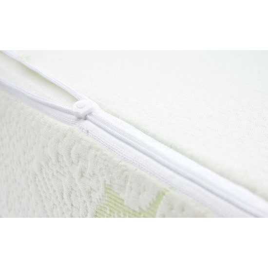 Kojenecký polštář - klín Sensillo bílý Luxe s aloe vera 60x38 cm