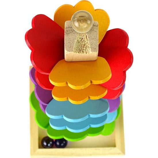 Dřevěná kuličková dráha ve tvaru stromu