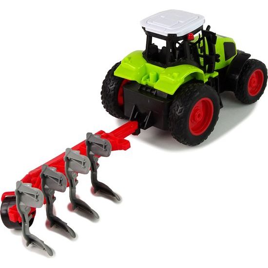 Zelený traktor s pluhem na dálkové ovládání