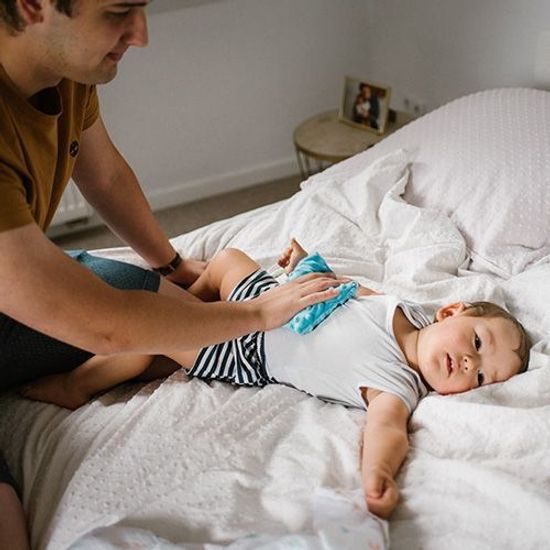 Polštářek s třešňovými peckami šedý