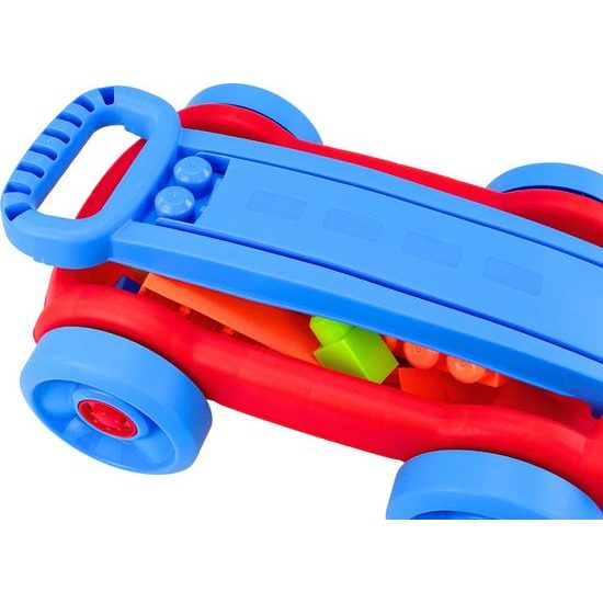 Sada kostek v modro červeném vozíku na kolečkách