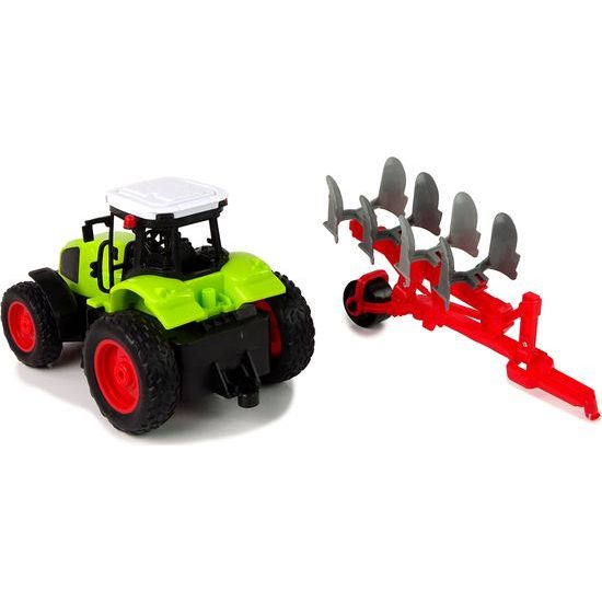 Zelený traktor s pluhem na dálkové ovládání