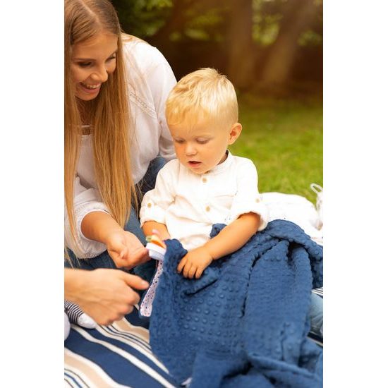 LEHKÁ DEKA MINKY 75 x 100 GRAFITOVÝCH SNÍKŮ