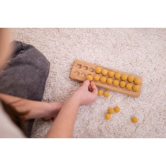 Dřevěná deska s 20 plstěnými kuličkami