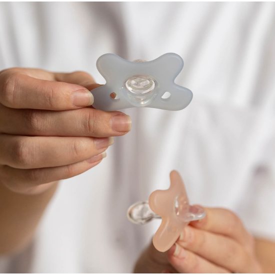 CANPOL babies Dudlík 100% silikonový symetrický 6-12m 1ks bílý