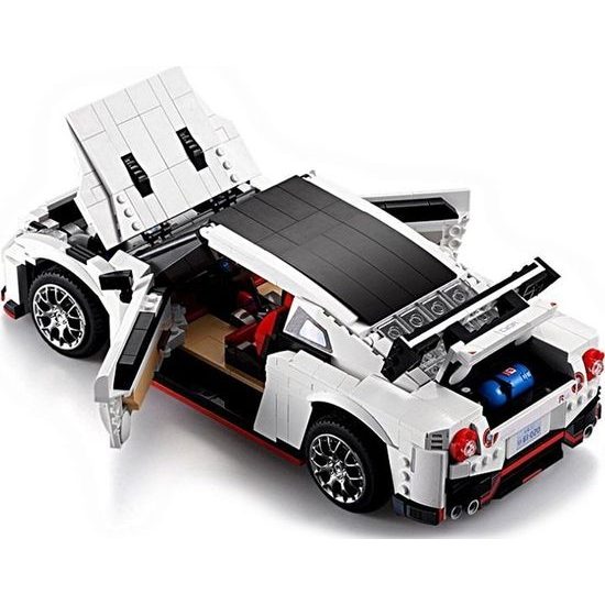 Sportovní auto na sestavení z 1322 kostek