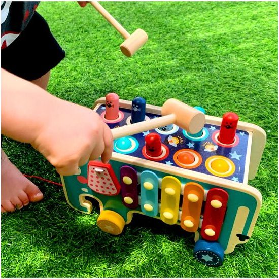 Doris dřevěná edukační kostka se zatloukačkou