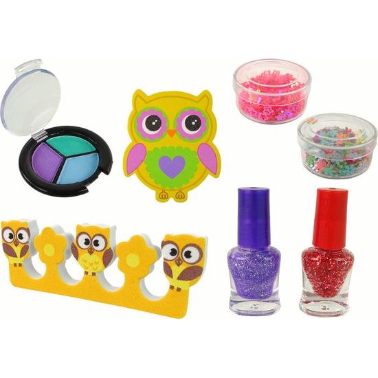 Sada make-upu a nail art sova