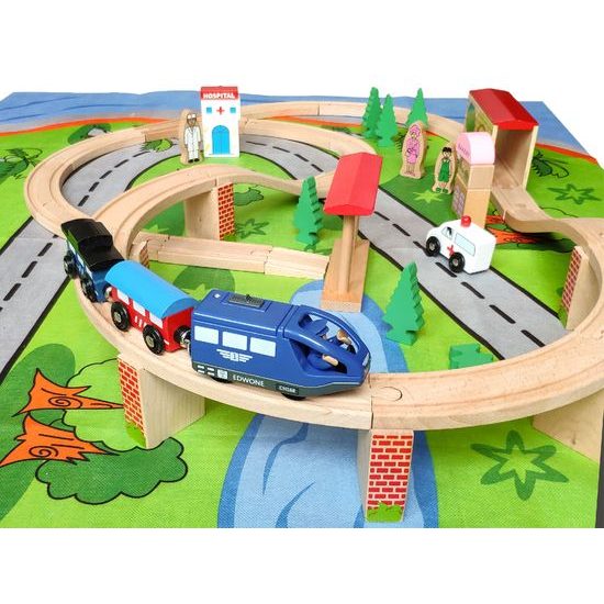 Ecotoys dřevěná vláčkodráha na baterie 50 dílků s podložkou
