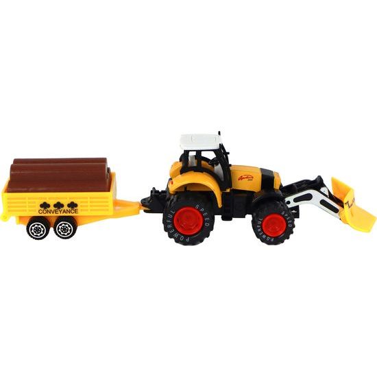 Traktor s přívěsem a kládami stromů