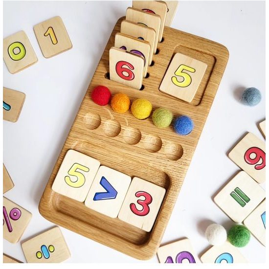 Deska s barevnými číslicemi 1-10