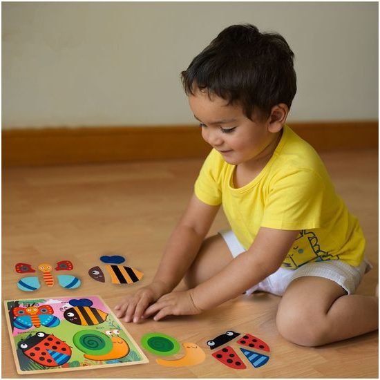 Dřevěná ukládačka s bedrunkou a motýlkem