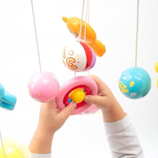 Kolotoč nad postýlku se světelným projektorem Baby Mix red