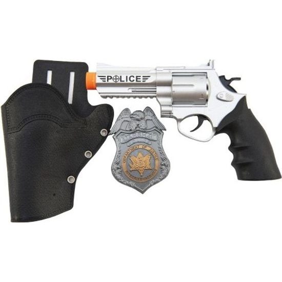 Policejní pistole v pouzdru s odznakem