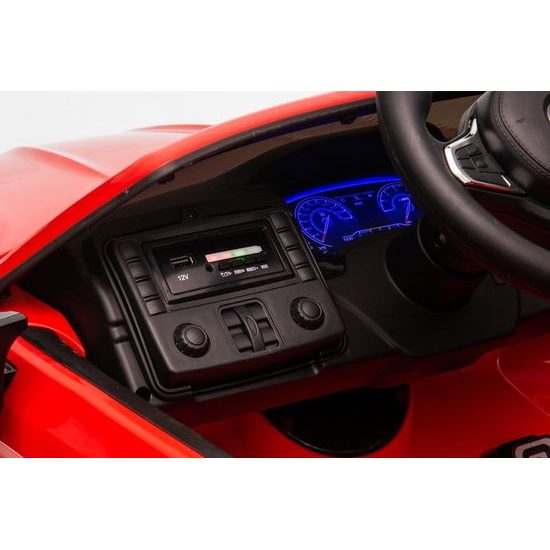 Elektrické auto BMW M5 s platformou, červené