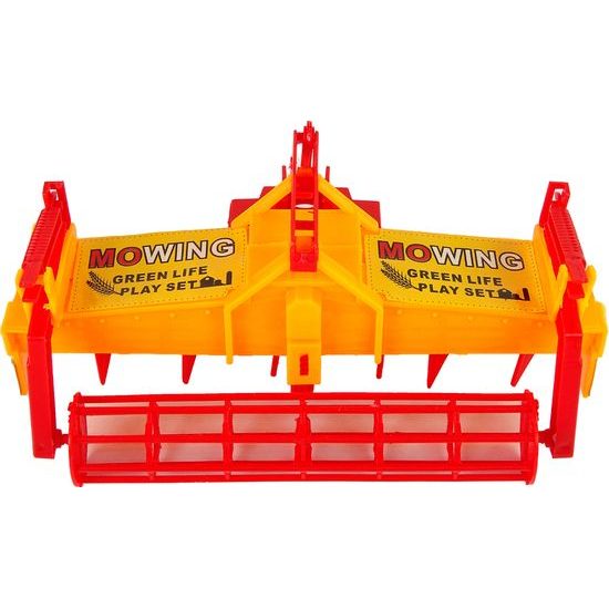 Traktor s kultivátorem červený na setrvačník