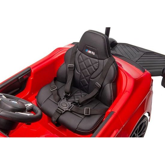 Elektrické auto BMW M5 s platformou, červené