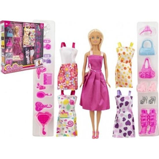 Panenka modelka s oblečením s doplňky