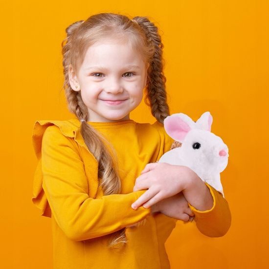 Interaktivní plyšový králíček v přepravce Plush Pet - bílý