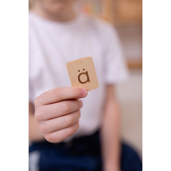 2x dřevěný zásobník se sadami písmen (tiskací - DE)