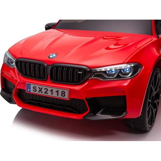Elektrické auto BMW M5 s platformou, červené