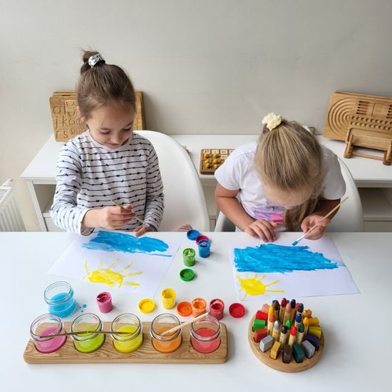 Dřevěný držák se sklenicemi na barvy